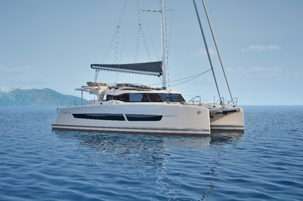 Fountaine-Pajot « New 44 », un bateau resolument moderne aux lignes tendues sensees offrir volume et qualites marines.