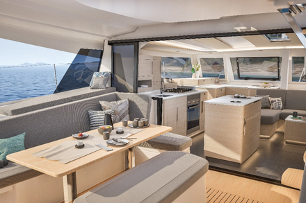 La porte entre le carré et le cockpit disparait totalement en position ouverte proposant ainsi un gigantesque espace de 35m2. Nautisme Article