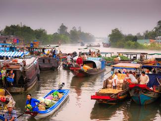 Voyage au cœur des marchés flottants : un...