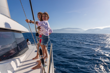 Si vous devez partir en vacances en bateau avec de jeunes enfants, le choix du catamaran sera particulierement rassurant ! Si vous devez partir en vacances en bateau avec de jeunes enfants, le choix du catamaran sera particulierement rassurant !