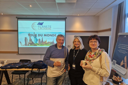 Stephanie, responsable commerciale de Planete Croisiere, aux cotes de clients de l'agence pour un depart Tour du Monde 2025 