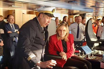 Le commandant et la ministre Agnes Pannier-Runacher Nautisme Article