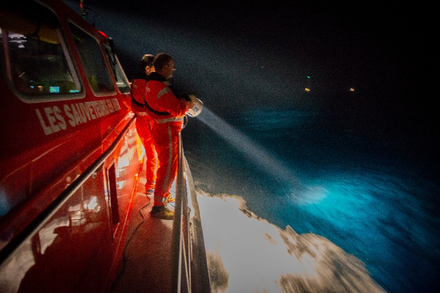 En solitaire, la chute a la mer est toujours presente a l'esprit. Indispensable de prevoir, en amont, un systeme pour remonter a bord et pour contacter les secours. En solitaire, la chute a la mer est toujours presente a l'esprit. Indispensable de prevoir, en amont, un systeme pour remonter a bord et pour contacter les secours.