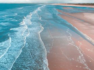 Sables d’exception : voyage au cœur des plages...