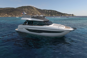 Prestige F4.3 : un yacht de 43 pieds pensé pour la croisière
