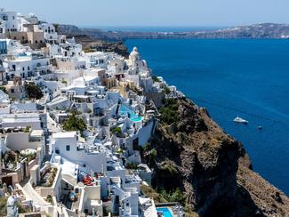 Forcés de quitter Santorin secouée par les...