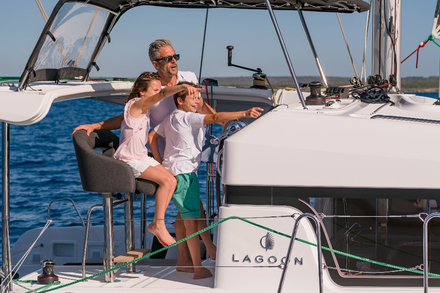 Meme les plus jeunes (sous la surveillance d'un adulte) peuvent barrer et realiser quelques manoeuvres... Meme les plus jeunes (sous la surveillance d'un adulte) peuvent barrer et realiser quelques manoeuvres...