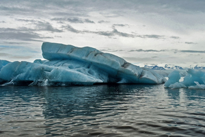 Une étude révèle que la fonte des glaces pourrait freiner un courant essentiel en Antarctique.