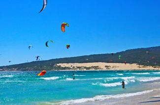 Kitesurf toute l’année : cinq destinations où le vent ne s’arrête jamais