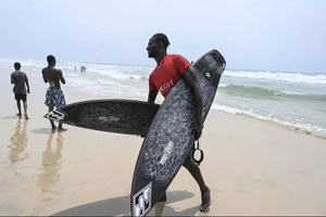 En Côte d'Ivoire, le surf prend doucement son essor