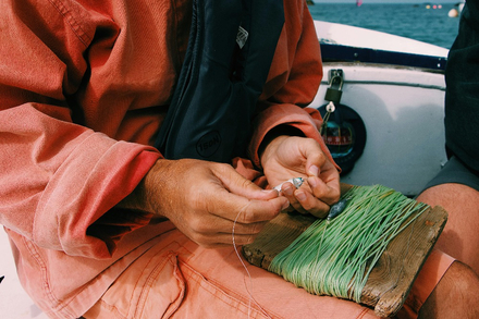 Un simple fil embobiné, un hameçon, un plomb et un appât bien choisi et voici une ligne de traîne prête à être mise à l’eau. Un matériel simple mais une technique compliquée… Nautisme Article