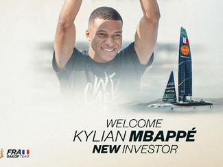 Kylian Mbappé embarque avec l’équipe de France...