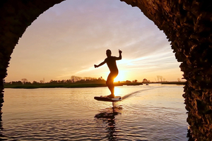 E-foil : le surf électrique qui fait sensation sur l’eau