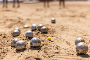 La pétanque sur sable, une variante exigeante et technique