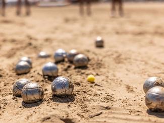 La pétanque sur sable, une variante exigeante...