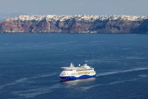 Après les tremblements de terre, Santorin accueille son premier bateau de croisière