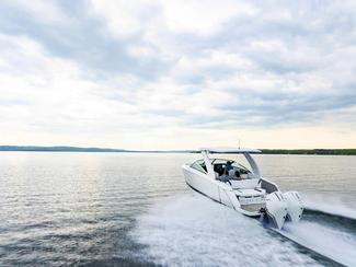 Four Winns H9 : le nouveau day-boat chic et...