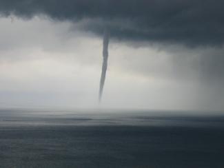 Trombes marines : tourbillons du ciel et...