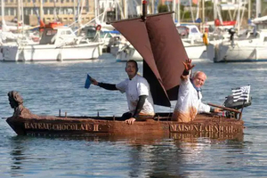 Souvenez-vous… Le jour où un bateau en chocolat a flotté dans le port de Concarneau