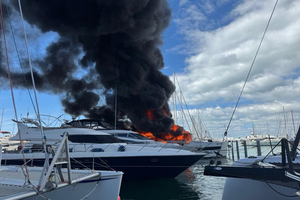 Incendie spectaculaire à La Grande-Motte : un yacht coulé par les pompiers pour éviter une catastrophe