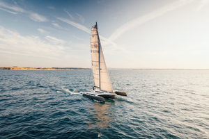 Dragonfly 40 : le trimaran pliable qui conjugue performance, confort et autonomie