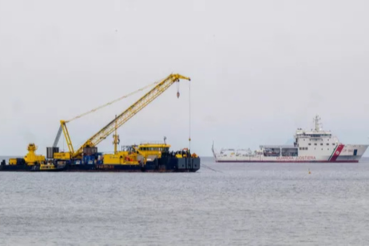 L'épave du yacht Bayesian sort de l’eau : un chantier hors norme a débuté