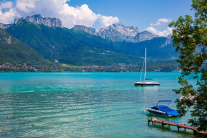 Le lac d’Annecy : une perle alpine entre nature, activités et art de vivre