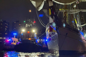 Drame à New York : un voilier mexicain percute le pont de Brooklyn, plusieurs blessés
