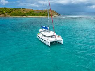 Le Sunsail 464 : un catamaran moderne,...