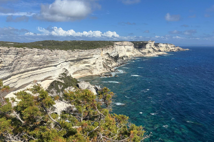 Les falaises de Bonifacio vues du sentier cotier apres notre installation dans le port de Bonifacio 