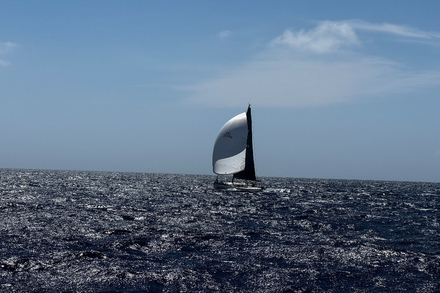 Un participant de la PAPREC600, sous spi asymetrique, a l'approche des Bouches de Bonifacio, pousse par un vent d'ouest proche de 20 noeuds passant a tribord de notre route Un participant de la PAPREC600, sous spi asymetrique, a l'approche des Bouches de Bonifacio, pousse par un vent d'ouest proche de 20 noeuds passant a tribord de notre route