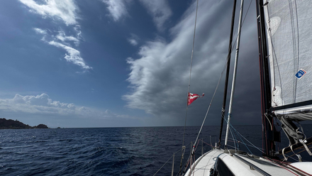 Photo de la confrontation des systemes meteo entre activite instable sur le Sud Corse par vent de sud (a gauche de la photo) et arrivee d'un front de stratocumulus marquant la bascule a l'ouest (a droite). Photo de la confrontation des systemes meteo entre activite instable sur le Sud Corse par vent de sud (a gauche de la photo) et arrivee d'un front de stratocumulus marquant la bascule a l'ouest (a droite).