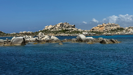 Les iles Lavezzi vu depuis le bateau a la mi-journee, sous le vent d'ouest soutenue mais par mer calme. Les iles Lavezzi vu depuis le bateau a la mi-journee, sous le vent d'ouest soutenue mais par mer calme.