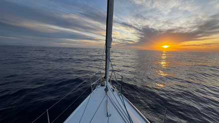 Leve de soleil au large de la Costa Serena a 5h55