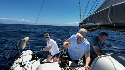 Les membres de l'equipage a la manoeuvre. De gauche a droite : Nicolas et nos 2 Cyril's Les membres de l'equipage a la manoeuvre. De gauche a droite : Nicolas et nos 2 Cyril's