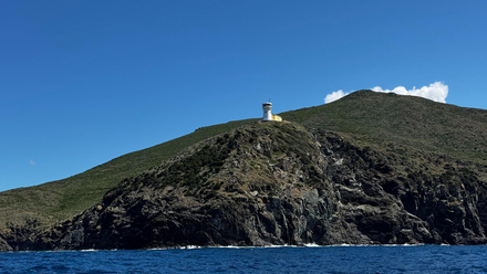 Sentinelle perchee au sommet du Cap Corse, le semaphore nous observe en silence. Hier battu par les vents, aujourd'hui paisible, il incarne la memoire des coups de tabac et la promesse de ceux a venir. Sentinelle perchee au sommet du Cap Corse, le semaphore nous observe en silence. Hier battu par les vents, aujourd'hui paisible, il incarne la memoire des coups de tabac et la promesse de ceux a venir.