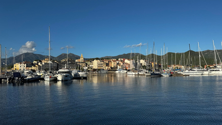 Port de Saint-Florent a 19h, sous un soleil tombant Port de Saint-Florent a 19h, sous un soleil tombant