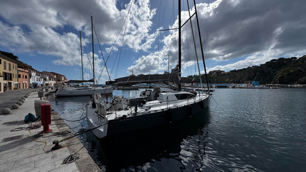 Le JPK38' se reveille doucement dans le port de Capraia au 5eme jour de son periple Le JPK38' se reveille doucement dans le port de Capraia au 5eme jour de son periple
