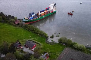 Norvège : le cargo échoué dans un jardin devrait être déchargé mercredi de ses conteneurs