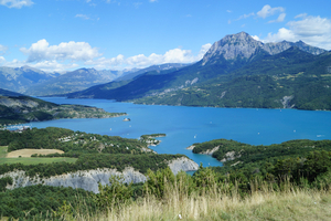 Explorer le lac de Serre-Ponçon, entre reliefs et reflets