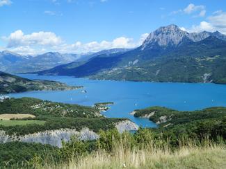 Explorer le lac de Serre-Ponçon, entre reliefs...