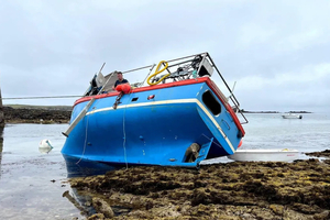 Saint-Pierre-Quiberon : une pollution évitée de justesse après l’échouement d’un bateau de pêche