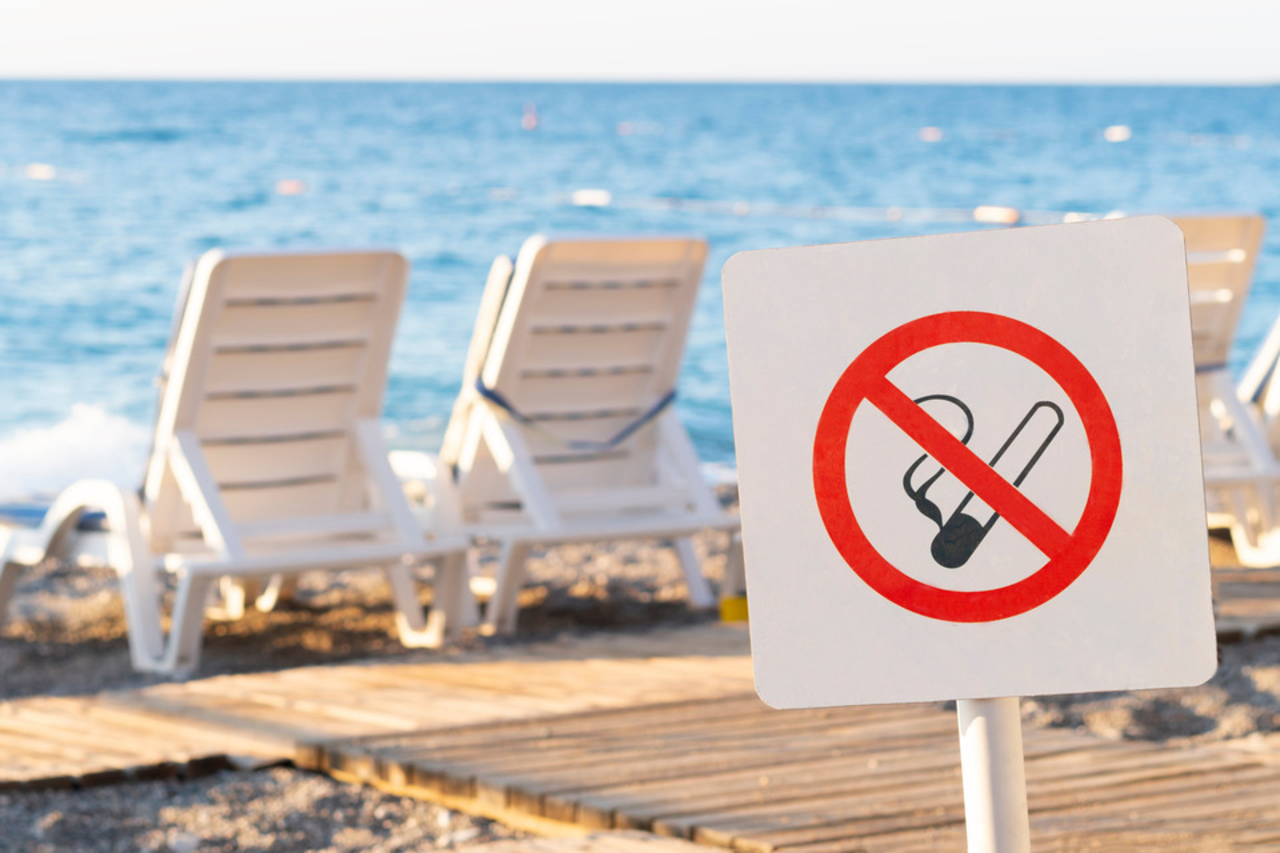 Fumer sur la plage, dans les parcs ou prs des coles sera interdit ds le  1er juillet - Actualits Nautisme