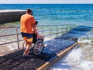 Handicap à la plage : des aménagements...