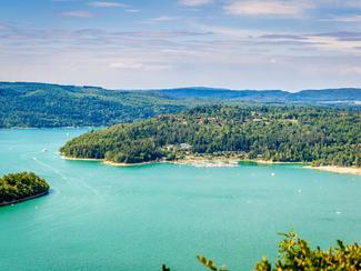 Lac de Vouglans : guide complet pour découvrir...
