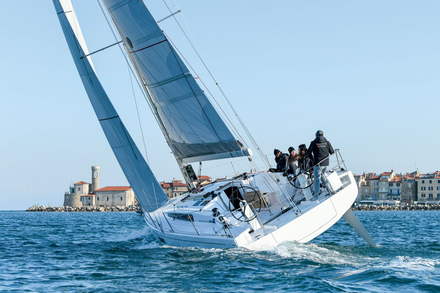 Le First 36 BENETEAU, pour la regate et la croisiere. Le First 36 BENETEAU, pour la regate et la croisiere.
