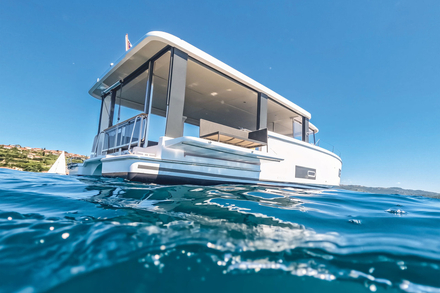 Concu comme un « poolhouse flottant », l'Island Cruising Concept cree un espace de vie en harmonie avec la mer.