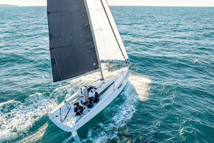 Le BENETEAU First 30 a ete pense pour seduire un nouveau public.