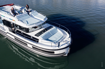 Le GROUPE BENETEAU s'est renforce grace a un partenariat avec Le Boat, leader europeen de la croisiere fluviale.