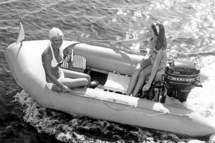 Dans les annees 60, les Francais se passionnent pour un nouveau loisir : la plaisance. Zodiac fait son entree dans l'univers civil. Nautisme Article